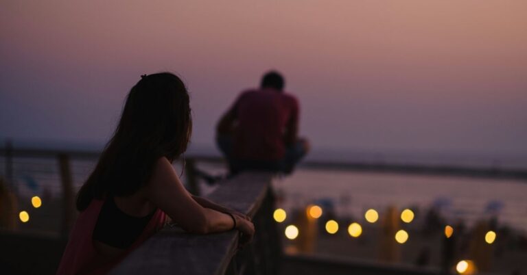 15 Modern Dating Red Flags: From Breadcrumbing to Future-Faking